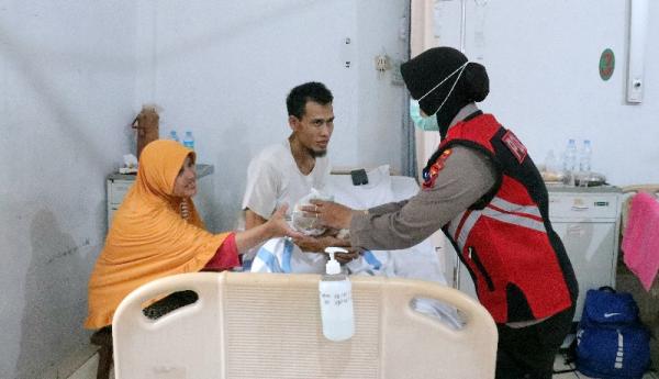 Manfaatkan Momen Ramadhan, Polwan Polres Sukoharjo Bagikan Ratusan Takjil di RSUD