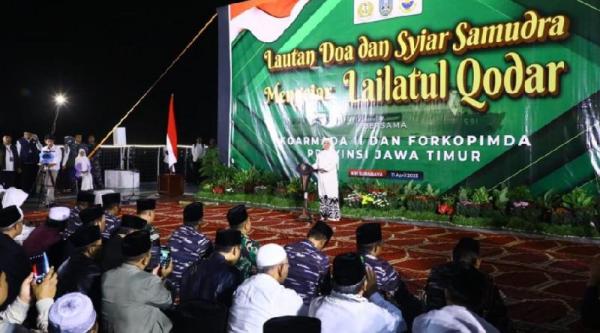 Malam Selikuran di Atas KRI Surabaya, Gubernur Khofifah Bermunajat Menyambut Lailatul Qadar