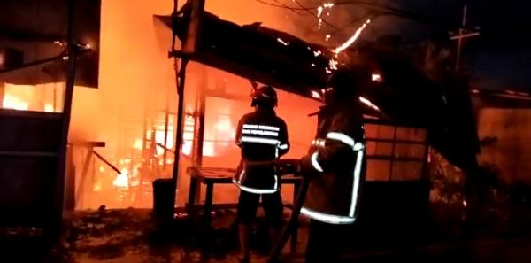 Usai Sahur, Kebakaran Hanguskan 3 Rumah dan Ruko di Balikpapan