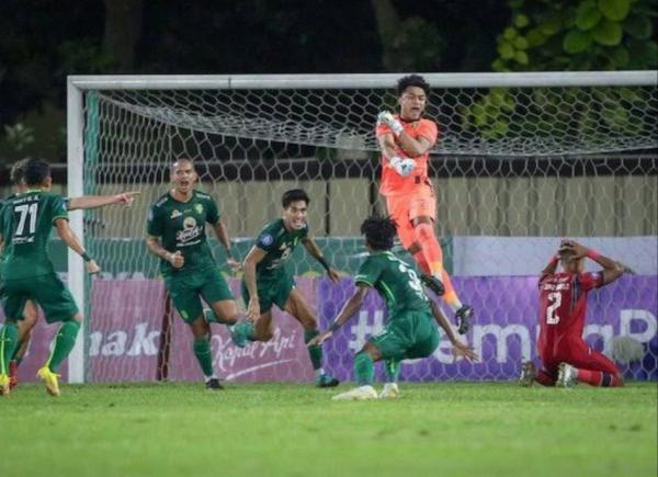 Tepisan Tangan Ernando Saat Penalti Buat Arema FC Meradang, Ini Cerita Tegang Kemenangan Persebaya