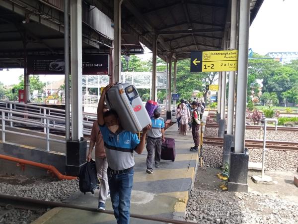 Ribuan Pemudik Tiba Lebih Awal di Stasiun Kejaksaan Cirebon
