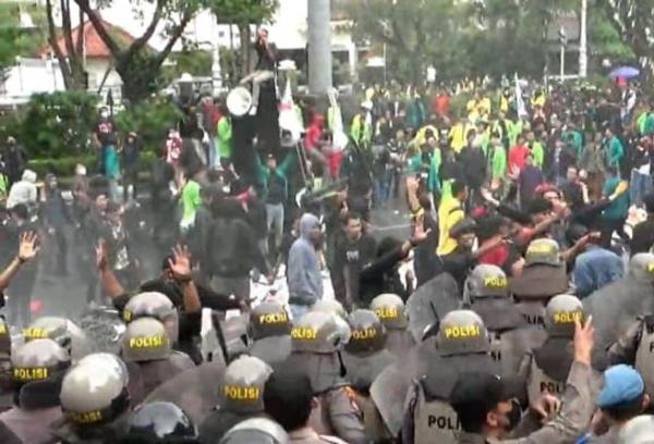 Pukul Mundur Massa Aksi Tolak UU Cipta Kerja di Semarang, Polisi: Anda Sudah Mengganggu Kamtibmas