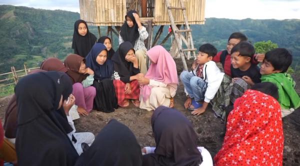 Ngabuburit Ala Santri Garut di Puncak Geopark Burungayun Peundeuy