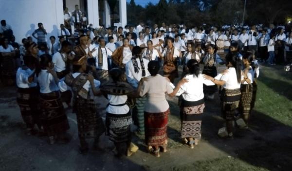 Tarian Padoa dan Teaterikal Warnai Perayaan Paskah Umat Kristiani Klasis Kambaniru