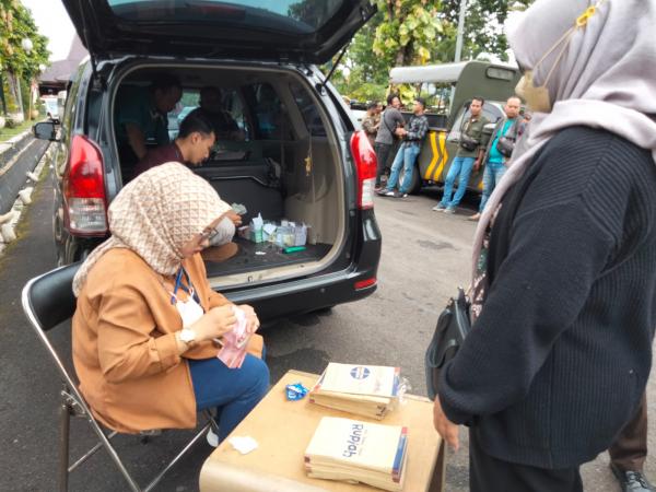 Loket Penukaran Uang Baru di Pasar Ramadan Banjarnegara Diserbu Warga