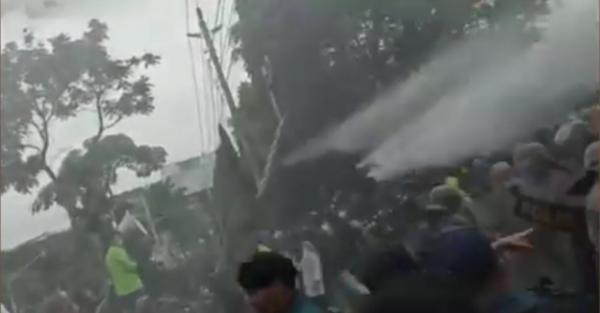Ricuh! Demo Tolak UU Cipta Kerja di Semarang Diwarnai Tembakan Gas Air Mata