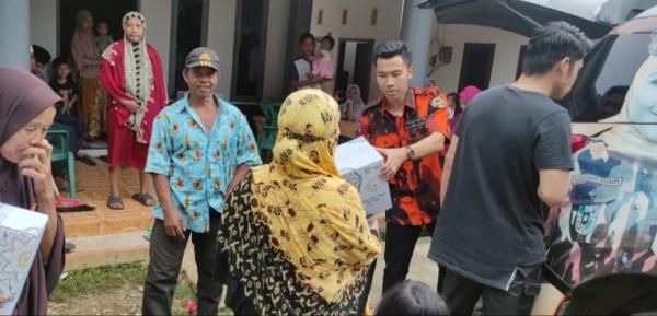 Indahnya Ramadhan, Zulfikar Suhardi Bagikan Ratusan Paket Bahan Pokok