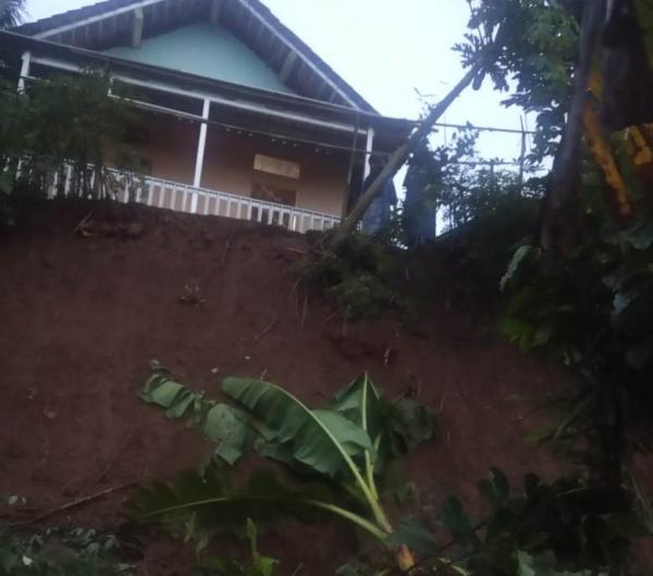 Tembok Rumah Warga di Jembangan Jebol Diterjang Longsor