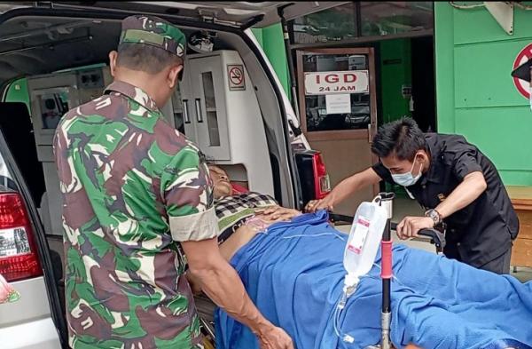 Babinsa Koramil 0602-20/Pamarayan Bantu Evakuasi Warga yang Sakit Kanker