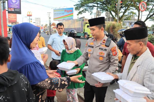Polres Tasikmalaya Kota Bagikan 200 Nasi Kotak untuk Takjil Warga di Sekitar Simpang Rancabango