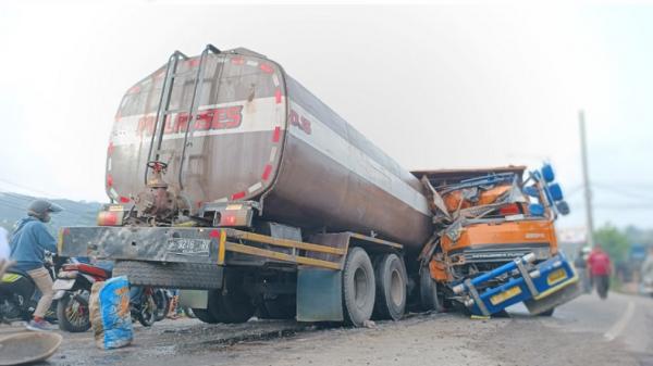 Tabrakan Maut! Adu Banteng Truk Tangki Vs Dump Truk di Pamuruyan Sukabumi, 1 Orang Tewas Terjepit