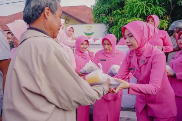 Polres Pidie Bersama Bank Aceh Cabang Sigli Bagi-bagi Takjil untuk Pengguna Jalan