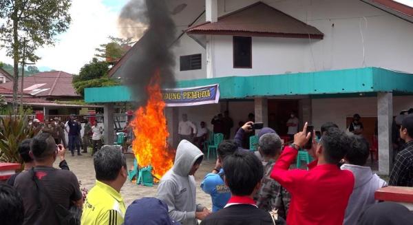 Aksi Demo KNPI Toraja Utara Ricuh, Bakar Kursi dan Meja hingga Gedung Pemuda Nyaris Terbakar