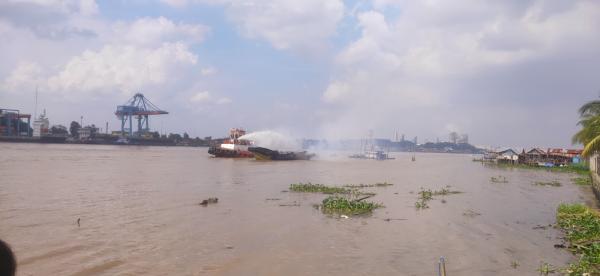 Sempat Terdengar Ledakan, Kapal Jukung Pengangkut Puluhan Ton Beras Terbakar di Sungai Musi