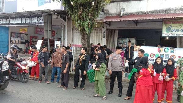 Puluhan Pendekar dari Perguruan Silat Bergerombol di Simpang Tiga Srono Banyuwangi, Ada Apa?