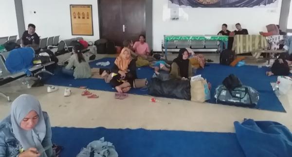 Tak Kebagian Tiket Kapal Fery, Pemudik Tertahan di Pelabuhan Jangkar