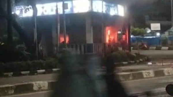 Makassar Genting, 2 Kantor Polisi Diserang OTK dan Satu Pos Lalu Lintas DibakarJelang Waktu Sahur