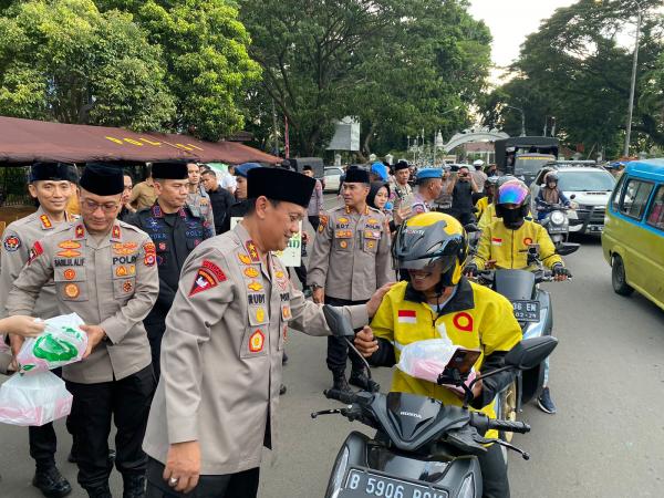 Ramadan Berbagi, Polda Banten Bagikan Takjil kepada Masyarakat