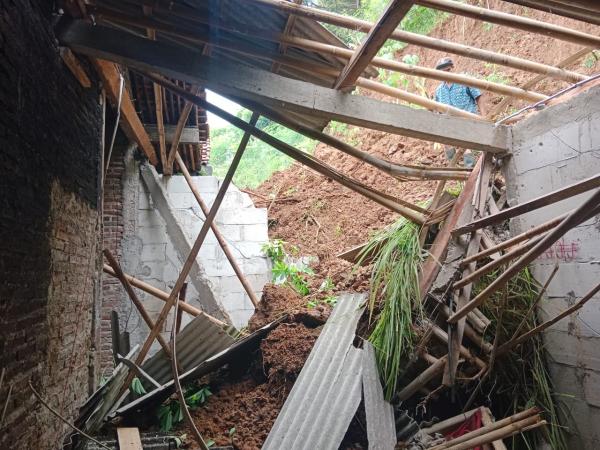 Longsor di Glempang Banjarnegara Terjang Dua Rumah
