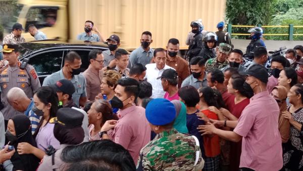 Presiden Jokowi Kembali Bagikan Ribuan Paket Sembako di Kota Bogor
