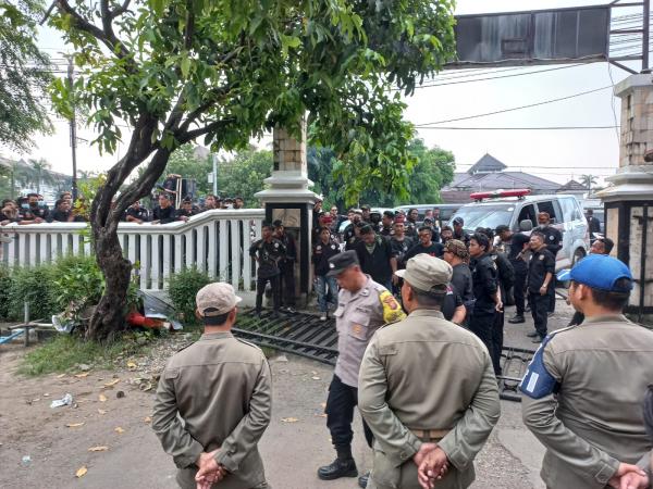 Dampak Operasi Pembongkaran Reklame, Satpol PP Karawang Digeruduk Ratusan Massa LSM Lodaya