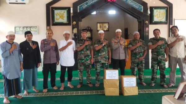 Jaga Sinergitas, Kapolres Luwu Utara Sholat Jum'at Berjamaah dengan Personel TNI