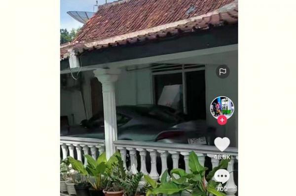 Viral di Medsos, Mobil Sport Mewah Plat Jakarta Parkir di Teras Rumah Sederhana