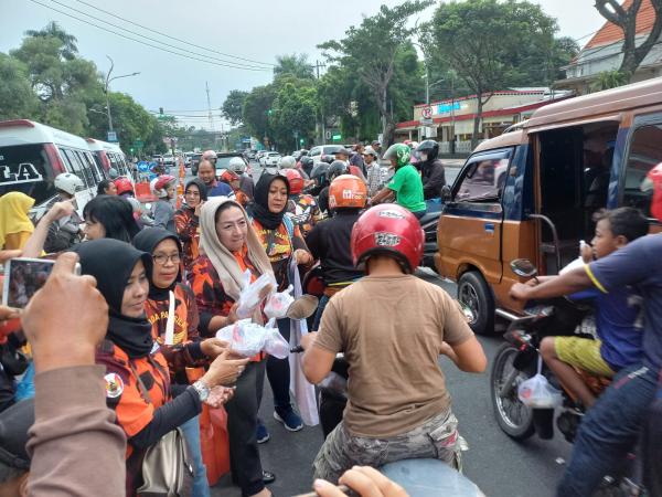 Srikandi Cantik Pemuda Pancasila Kota Surabaya Bagikan 500 Paket Takjil, Begini Reaksi  Warga