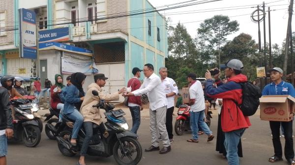 Antusias Warga dan Pengguna Jalan di Sukanagara Cianjur Saat Mendapatkan Takjil dari Perindo