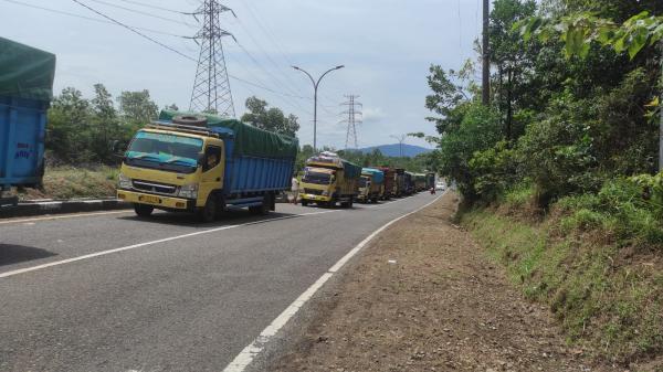 Aktivitas Penyeberangan di Pelabuhan Tanjung Kalian Kian Padat, Antrean Truk Mengular 1 Kilometer