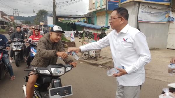 Bacaleg Partai Perindo Berbagi Takjil di Kecamatan Sukanagara Cianjur Selatan