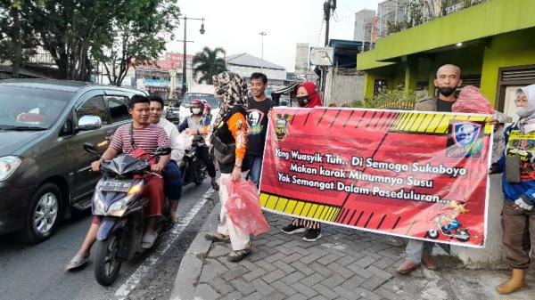 'Semoga' Bikers Relawan Pendukung Ganjar Pranowo Bagikan Takjil di Kartasura