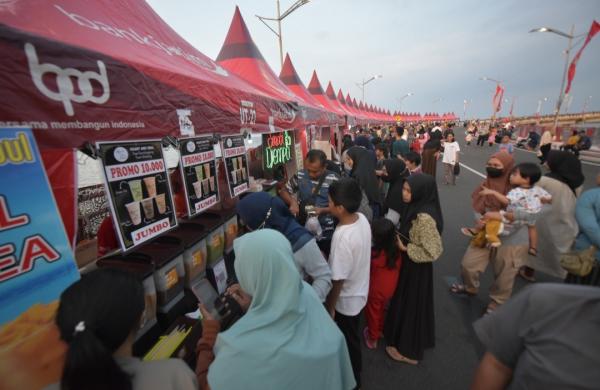 Pemkot dan Bank Jatim Tingkatkan Ekonomi Warga, Gelar Festival di Jembatan Suroboyo