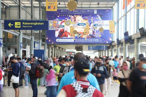 Sebanyak 15.658 Pemudik Penumpang Kereta Api Dilepas Kementerian BUMN di Stasiun Pasar Senen