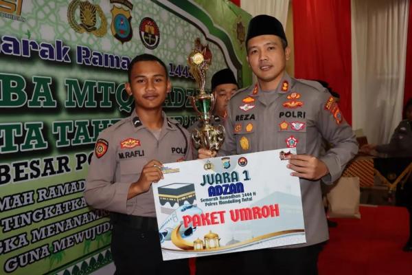 Juara Lomba Azan dan MTQ, Dua Personel dapat Tiket Umroh dari Kapolres Madina