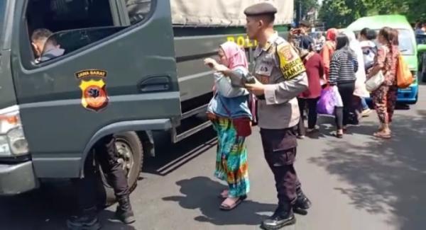 Polisi Evakuasi Ibu Hamil Terlantar, Buntut Aksi Demo Mogok Sopir Angkot di Kota Bogor