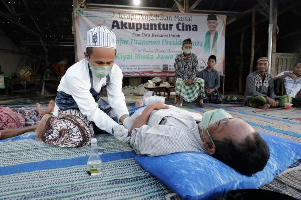 Peduli Kesehatan Masyarakat, Kiai Muda Jawa Timur Adakan Terapi Akupuntur Gratis