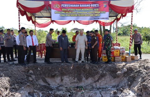 Ratusan Botol Miras Ilegal Dimusnakan Polres Belitung Timur