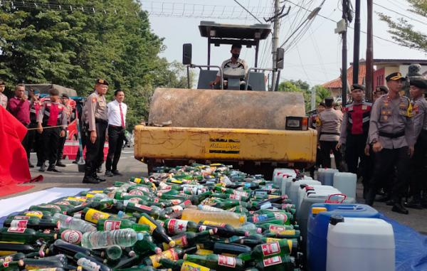 Jelang Lebaran, Ribuan Botol Miras Hasil Operasi Selama Ramdhan Dimusnahkan