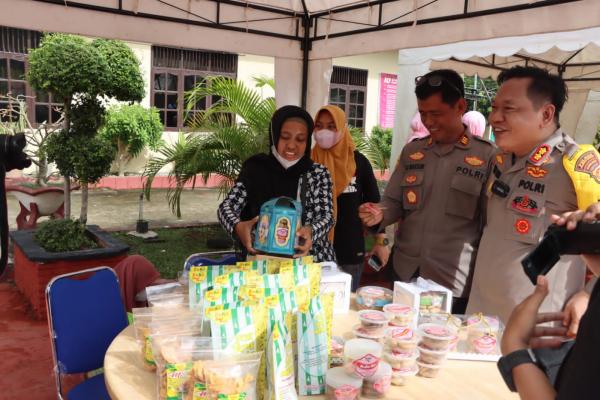 Antusias Warga Serbu Bazar Murah Sembako di Halaman Polres Polman