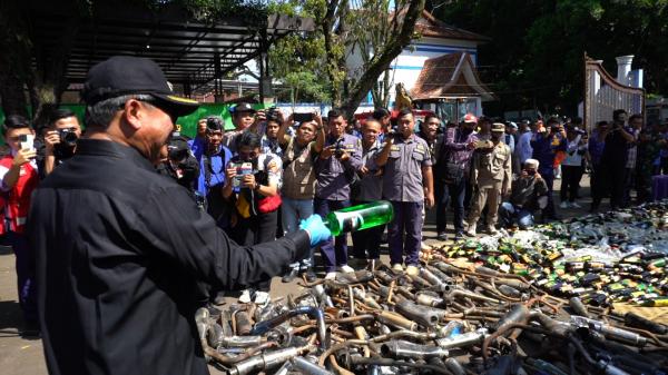 Ratusan Knalpot Bising beserta Ribuan Botol Miras Dimusnahkan Polres Garut