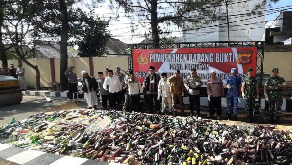 Ribuan Botol Miras dan Ratusan Knalpot Bising Hasil KRYD Polres Tasikmalaya Kota Dimusnahkan