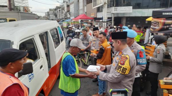 Kapolres Tasikmalaya Kota AKBP SY Zainal Abidin Bagikan Takjil Nasi Kotak ke Warga di Simpang BBI