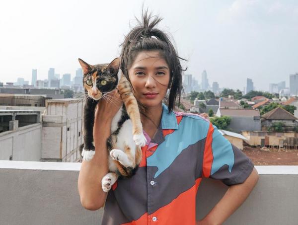 7 Artis Indonesia Punya Kumis Tipis, Nomor 4 Fanny Ghassani