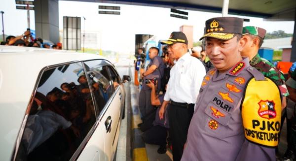 Tinjau Mudik di Jateng, Kapolri : Mantapkan Sosialisasi Rekayasa Lalin dan Pengaturan Rest Area