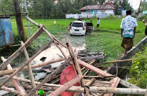 Diduga Hilang Kendali, Mobil Avanza Masuk Sawah di Sampang
