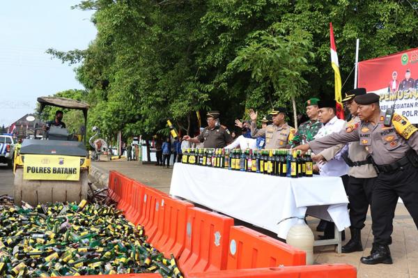 Jelang Lebaran 2023, Polres Batang Musnahkan Ribuan Botol Miras dan Knalpot Brong