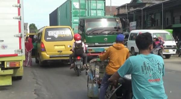 Pasar Tumpah Picu Kemacetan Arus Mudik Lebaran di Jalur Pantura Tuban