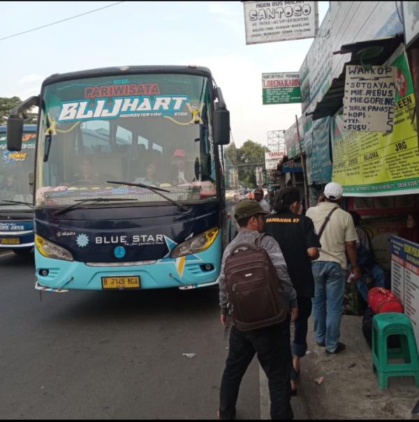 H -4 Menjelang Lebaran Pemudik Sudah Padati Loket Bus di Depok