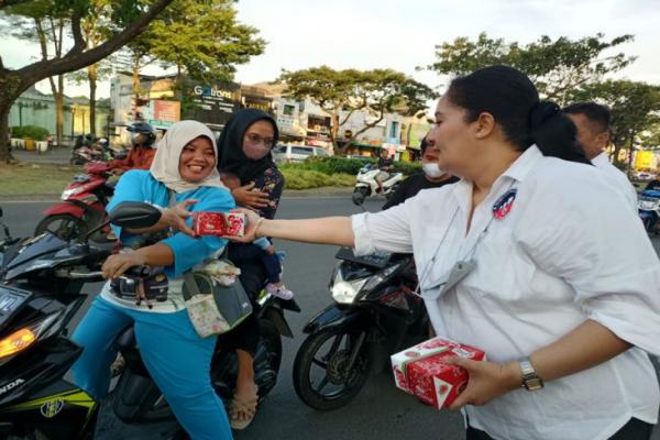 Relawan Perempuan dan Anak Partai Perindo bagi Takjil, Warga Tangerang Sambut Antusias